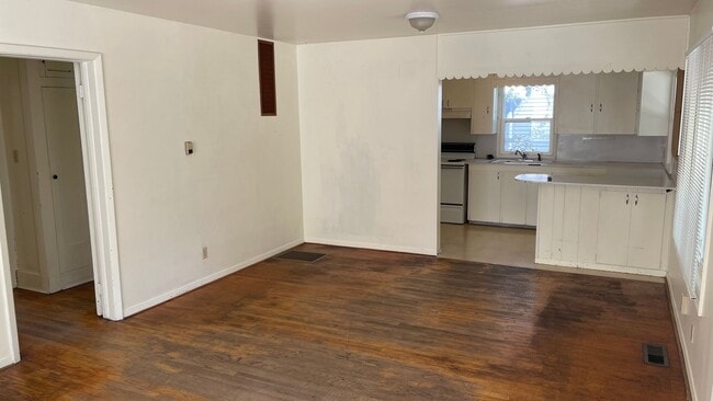 Building Photo - VIDEOTOUR: Want To Live Near Downtown Bend? Adorable Cottage Available Soon! PETS WELCOME