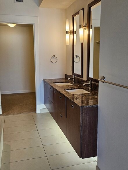 Primary Bathroom - 1310 NW Naito Pky