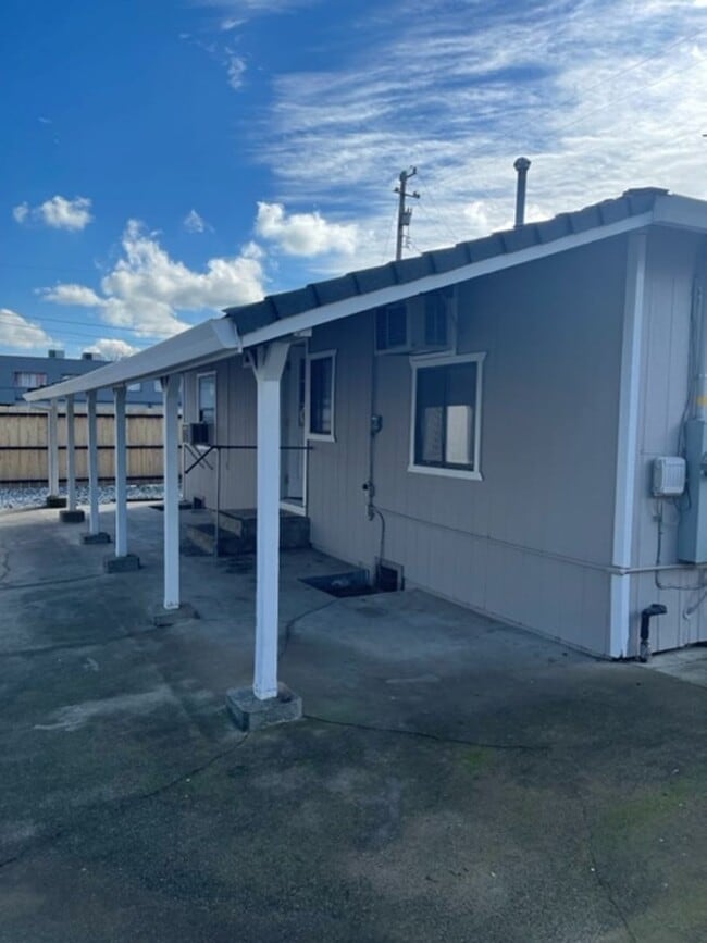 Building Photo - 2 Bedroom in Anderson with yard and garage!