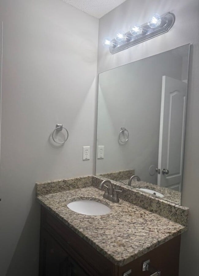 Building Photo - Charming 3BR / 2 Bath Ranch in Hampton!
