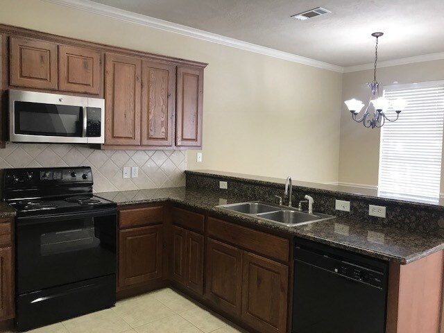 Building Photo - College Station - 3 Bedroom / 3 Bath- 2 story Condo off University Dr. E.