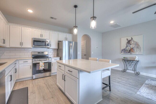Building Photo - Like-New Modern Townhome Near Dining, Shopping, Trails & Old Hickory Lake