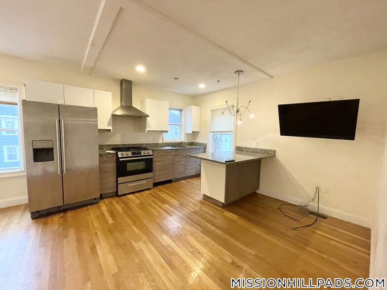 Primary Photo - 128 Hillside St