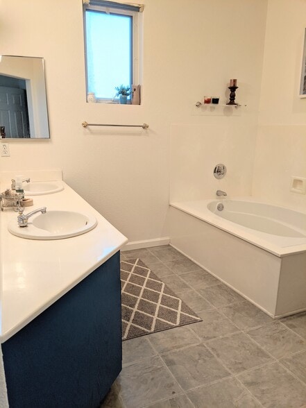 Building Photo - 464 Tower Hill Ave