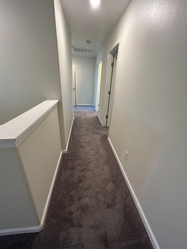 Building Photo - Spacious 5 Bedroom 4 Bathroom in Tulare!!