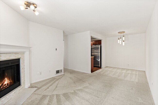 Building Photo - Modern 2-Bedroom Condo in Shoreline with Stylish Finishes