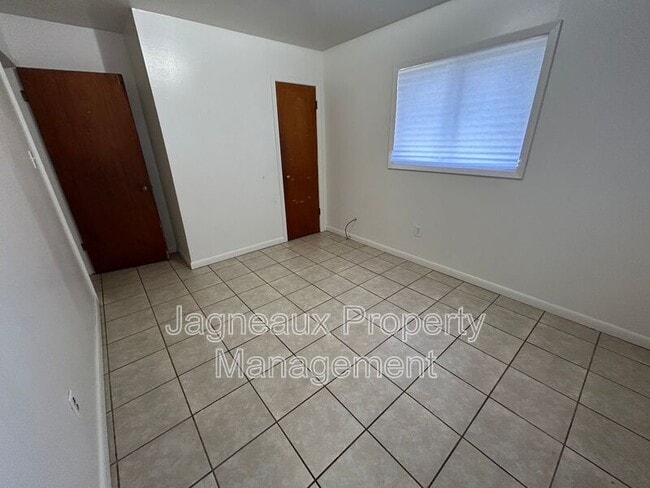 Building Photo - 301 Doc Duhon St