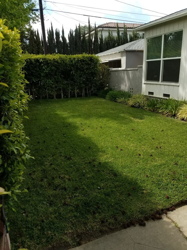 Building Photo - 5553 Matilija Ave