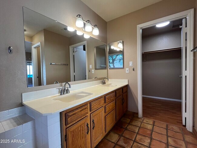 Building Photo - 3101 E Siesta Ln