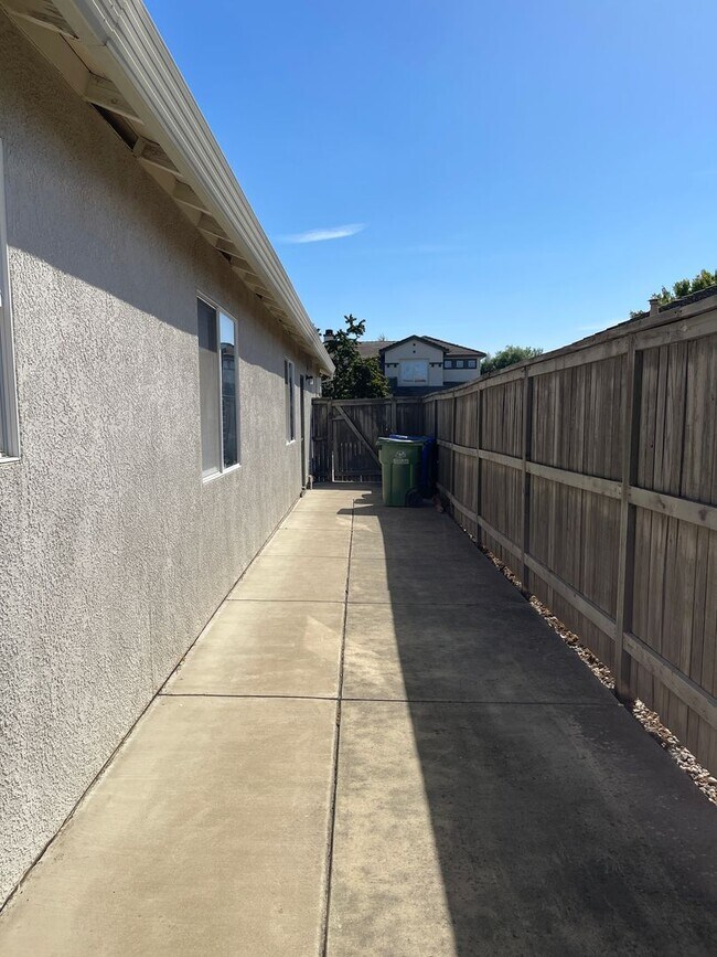 Building Photo - Charming single story home located on the ...