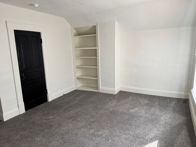 Building Photo - 2 Bedroom, 1 Bath Single Family Home - Sou...