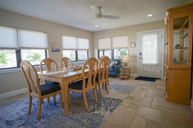 Building Photo - 929 Lantana Ave