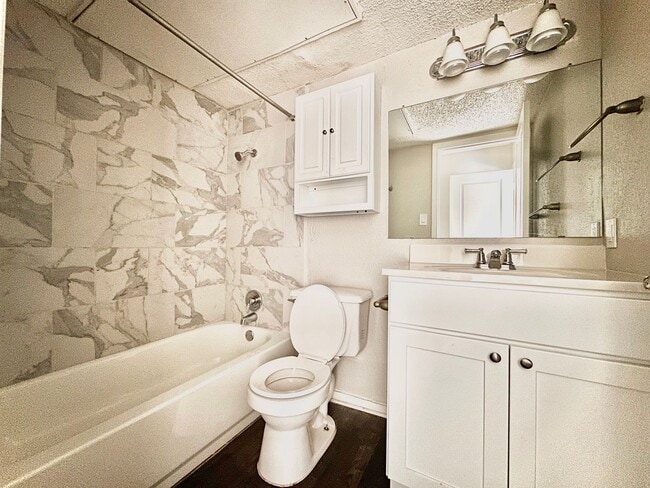 Building Photo - University Quarters - 1 Bed 1 Bath!!