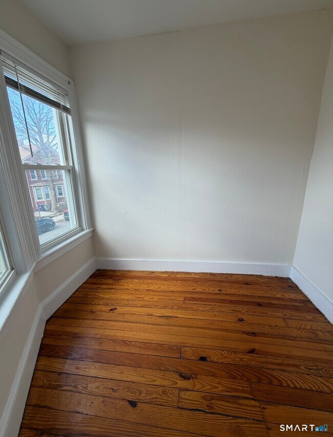 Building Photo - 120 Rennell St