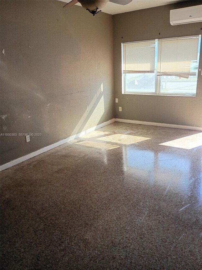 Building Photo - 1017 Chipola Rd