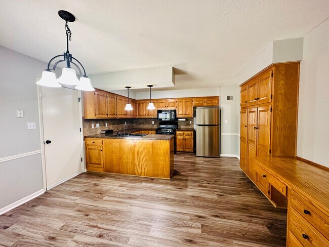 Building Photo - {10709}  Spacious Overland Park Duplex + T...
