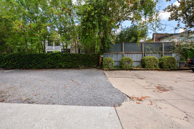 Building Photo - Fully Furnished Carriage House!