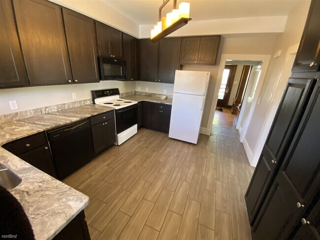 Building Photo - 6 br, 3 bath House - 517 Elm St