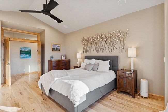 Building Photo - 6035 Mountain Ranch Dr