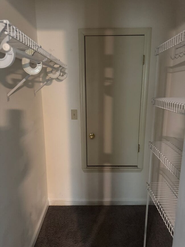 Building Photo - Awesome Townhouse of JOHN B DENNIS HIGWAY in the heart of Kingsport