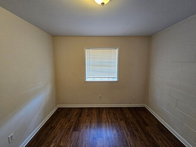 Building Photo - 2 bedroom 1 bath available for rent ~ trash and lawn care included!