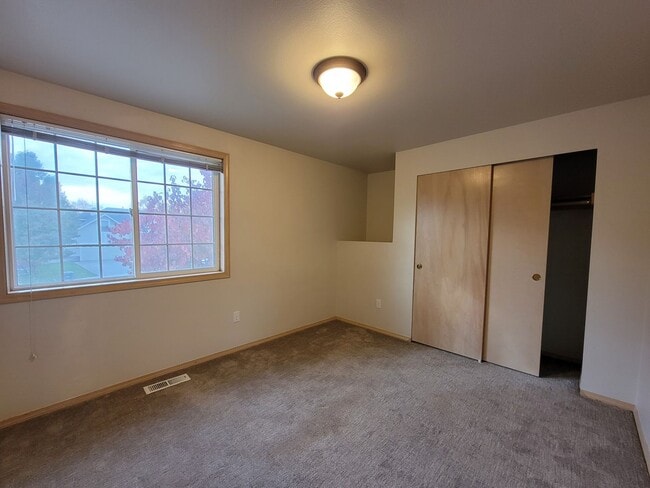 Building Photo - Horn Rapids Home with Bonus Room, Deck, an...
