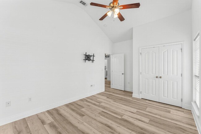 Building Photo - 120 Kinley Ave
