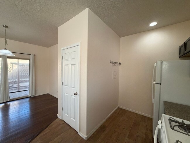 Building Photo - 2 Bedroom Single Story Town Home Available Near 98th St SW & Dennis Chavez Blvd SW!