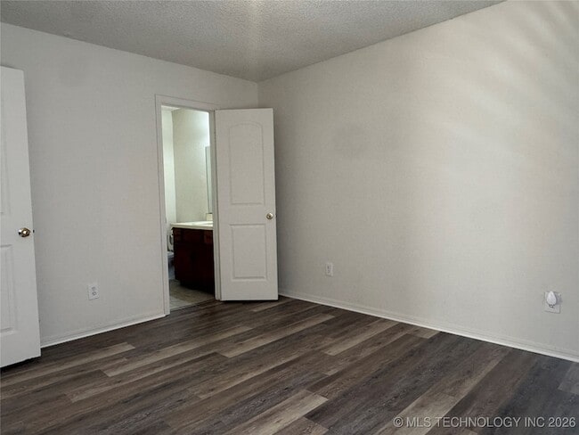 Building Photo - 5727 S Vancouver Ave