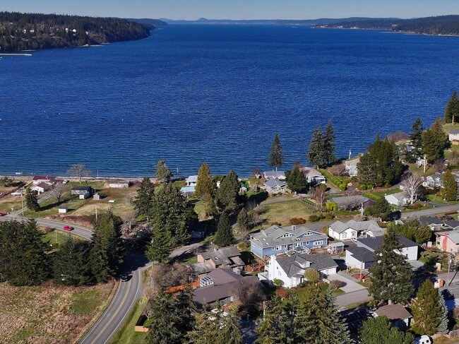 Building Photo - One Of A Kind Freeland Home with Two Seper...