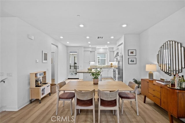 Building Photo - 323 Adela