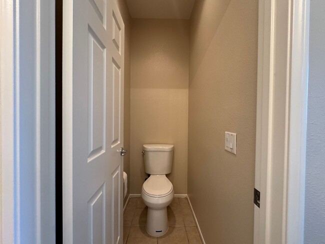 Building Photo - Cute 2 bedroom Condo Available for Rent