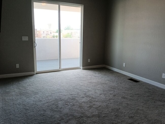 Building Photo - Stunning 4-bedroom, 3.5-bathroom home loca...