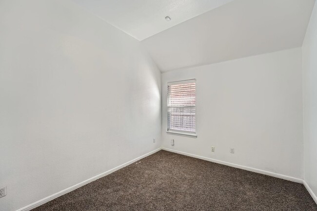 Building Photo - 1402 Weatherford Dr