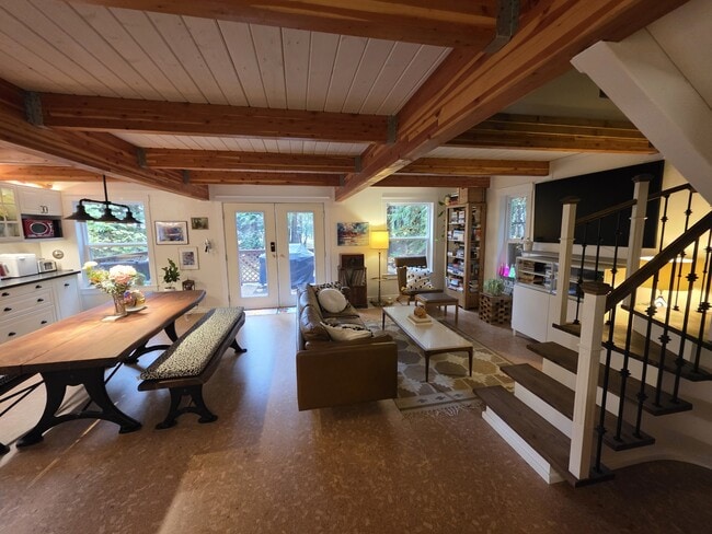 Building Photo - 713 Claire Ln