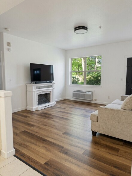Building Photo - 774 NE Adwick Dr