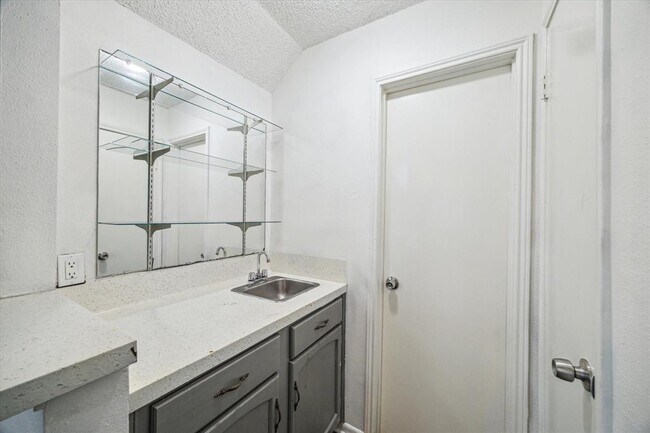 Building Photo - 5779 Easthampton Dr
