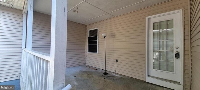 Building Photo - 2401 N Lakeshore Dr