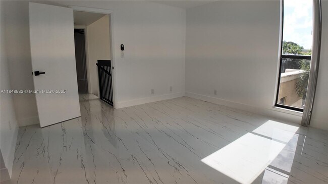 Building Photo - 2801 SW 87th Ave