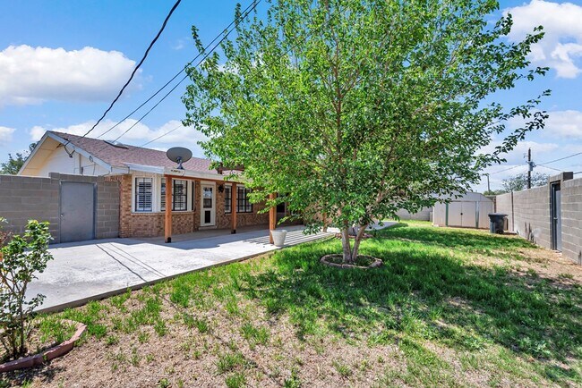 Building Photo - 1800 W 23rd St