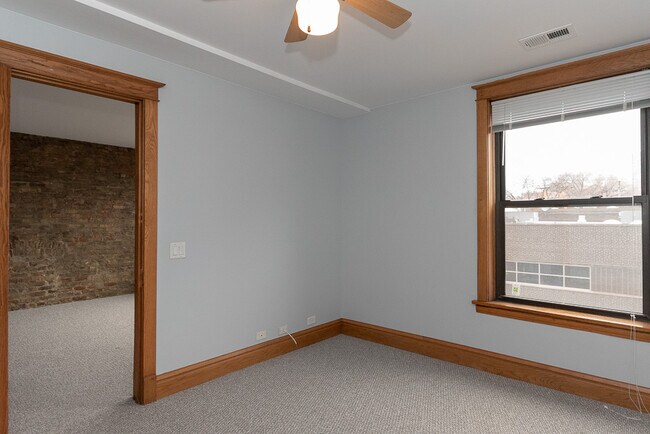 Building Photo - 3710 N Clark St