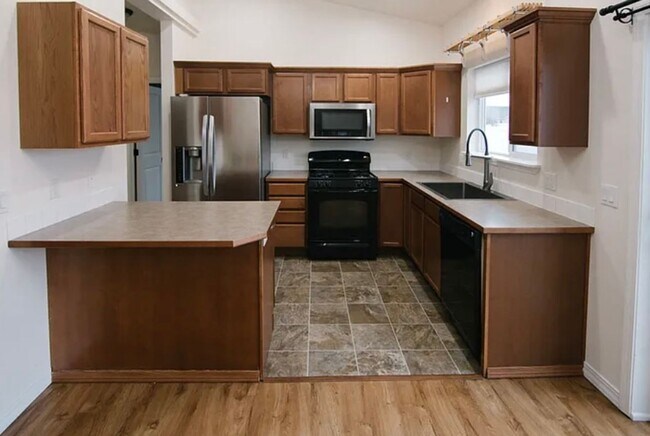 Building Photo - Charming 3-Bedroom Single-Level Home on Sp...