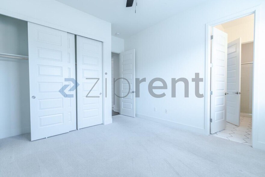 Building Photo - Unit