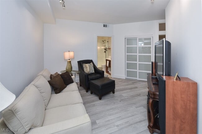 Building Photo - 19000 Lake Rd