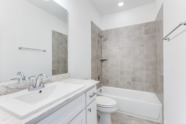 Building Photo - Modern 3 Bedroom / 2.5 Bath Townhome in Fo...