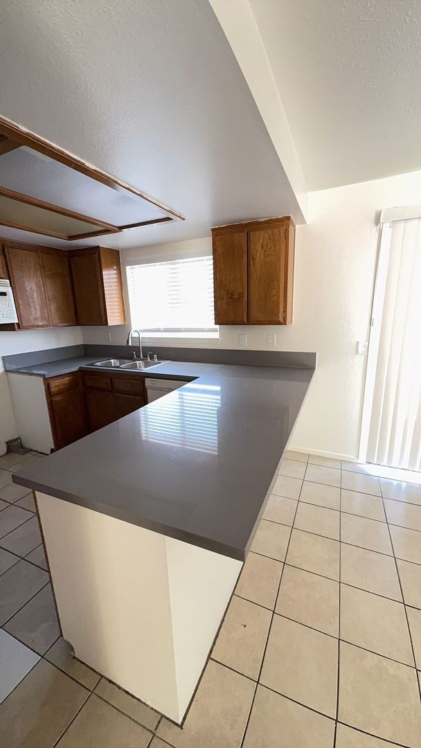 Building Photo - NEWLY UPDATED APPLE VALLEY HOME