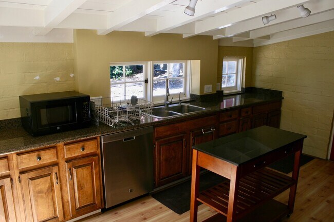 Building Photo - Charming 4 Bedroom Home plus office in Mis...