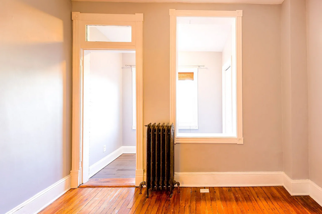 Building Photo - Fully Renovated 3 BR/1.5 BA Apartment in C...