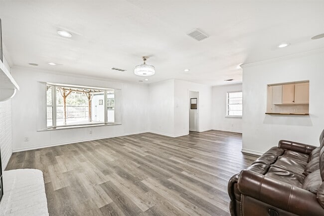 Building Photo - 212 E Castle Harbour Dr