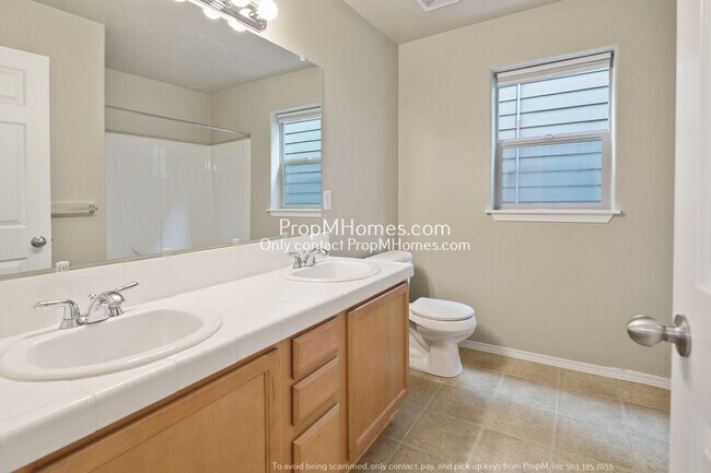 Building Photo - Light & Bright Three Bedroom Home in Aloha!